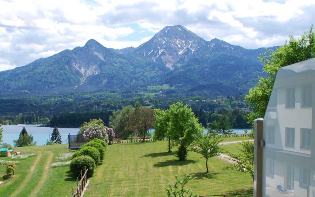 Blick vom Balkon auf den Faaker See und Mittagskogel